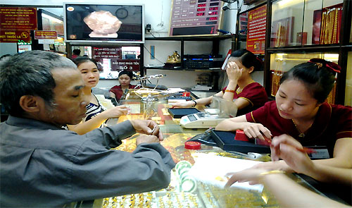 Giá vàng tuột dốc không phanh, người dân đổ xô đi mua (2)