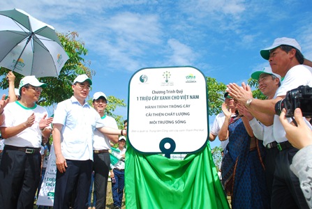Vinamilk trồng cây xanh tại Huế (2)