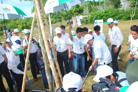 Vinamilk trồng cây xanh tại Huế (3)