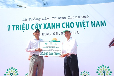 Vinamilk trồng cây xanh tại Huế (4)