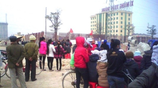 Hàng trăm người dân vây Nhà máy xi măng Xuân Thành tại Thanh Liêm, Hà Nam