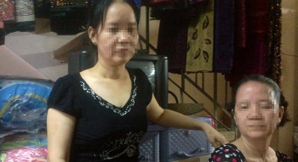 Ảnh: Bà Nguyễn Thị Loan (đứng) và bà Thành đang "đứng ngồi không yên" sau khi biết tiệm vàng Ý Loan vỡ nợ