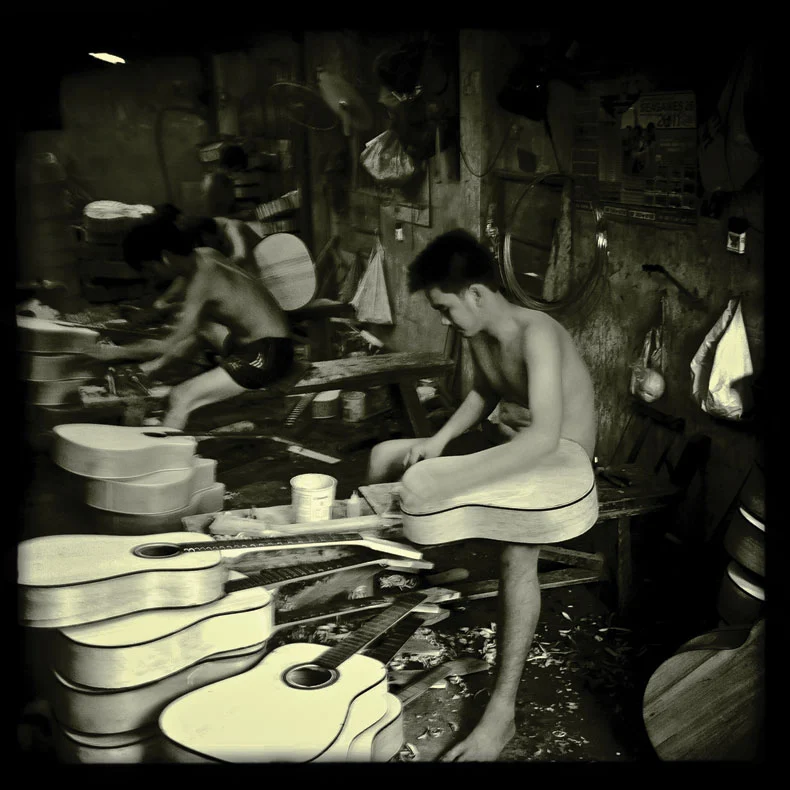 Một xưởng sản xuất đàn ghita thủ công dưới ống kính camera phone 3