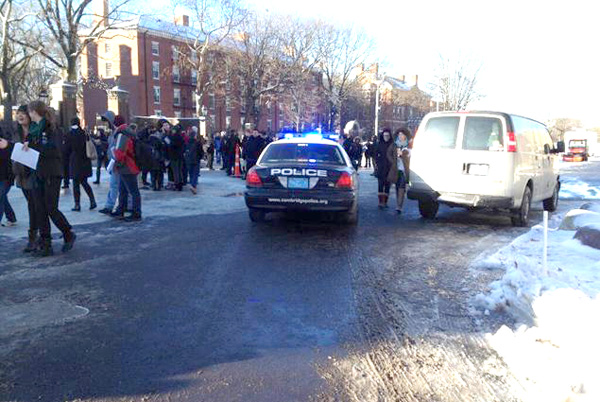 Cảnh sát cùng đội gỡ bom và chó nghiệp vụ được triển khai tìm kiếm bom ở khuôn viên đại học Harvard nhưng không tìm thấy bom - Ảnh: Harvard Crimson