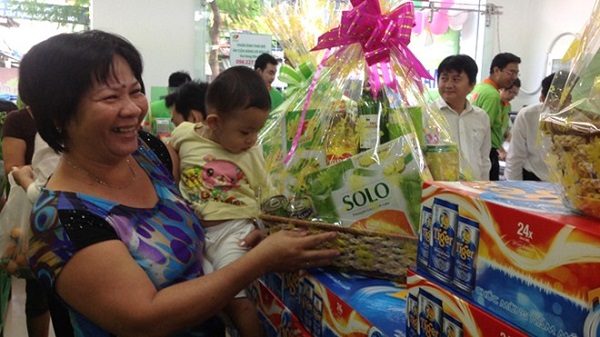 Người tiêu dùng tìm hiểu giỏ quà tết tại hệ thống Satra Food (Q.Tân Phú, TP.HCM)