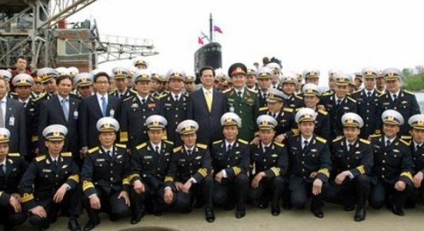 Thủ tướng Nguyễn Tấn Dũng cùng kíp tàu ngầm huấn luyện tại Nga. (Ảnh: VGP)
