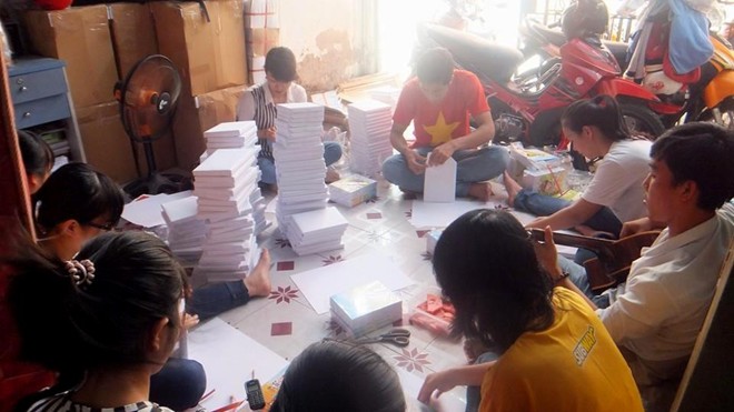 9X bỏ việc lương cao, đi xuy&ecirc;n Việt tặng qu&agrave; trẻ em ngh&egrave;o (2)