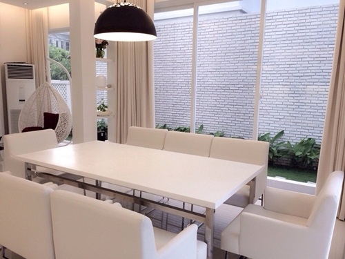 Khu bếp và bàn ăn nối liền với phòng khách. Bàn ghế và các vật dụng trang trí trong nhà khác cũng mang gam màu trắng sạch sẽ, sang trọng.
Nhà bếp rộng rãi với tông màu trắng chủ đạo.
Phòng tắm riêng nối liền với khu để trang phục của Thủy Tiên - Công Vinh.
Trong ngôi nhà cũng có một phòng riêng để Thủy Tiên chơi nhạc
Phòng ngủ của cặp đôi được bài trí sang trọng trong không gian nhiều ánh sáng và thoáng đãng. Tổ ấm mới này có 5 phòng ngủ, 1 phòng khách và 1 phòng bếp. Ngoài ra, Công Vinh - Thủy Tiên cũng xây dựng phòng karaoke, phòng đọc sách để thư giãn. Nữ ca sĩ Hạnh phúc mong manh còn chiều chồng tới mức dựng cả một phòng gym với đầy đủ các thiết bị luyện tập để Công Vinh rèn giũa những khi về nhà thăm gia đình.
Bên ngoài căn biệt thự triệu đô của Công Vinh - Thủy Tiên.
Căn nhà nằm trong khu biệt thự biệt lập ở quận 7, TP HCM. Khu nhà của Thủy Tiên có hồ bơi, phòng tập thể dục và thảm cỏ xanh mướt bao bọc quanh nhà.
MV Sài Gòn bận lắm quay trong căn biệt thự của Thủy Tiên - Công Vinh