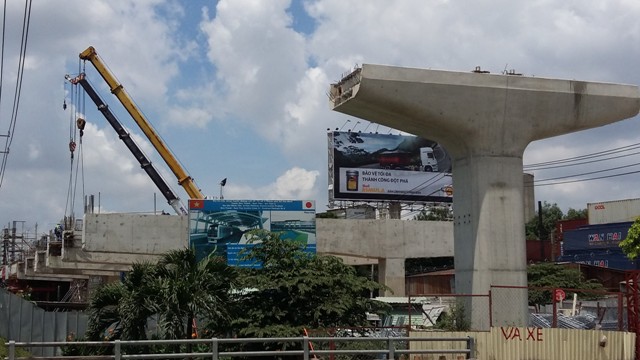 Các đốt dầm có mặt cắt hình chữ U đã được đúc sẵn ở bãi
đúc quận 9 (tổng cộng 4.536 đốt) rồi vận chuyển ra công trường bằng xe tải
chuyên dụng. Mỗi nhịp gồm 13 đốt dầm sẽ được treo trên hệ đà giáo di động và
ghép thành một nhịp cầu hoàn chỉnh. Các đốt dầm được liên kết vĩnh cửu với nhau
bởi khóa chống cắt, keo epoxy và cáp dự ứng lực dọc theo dầm.