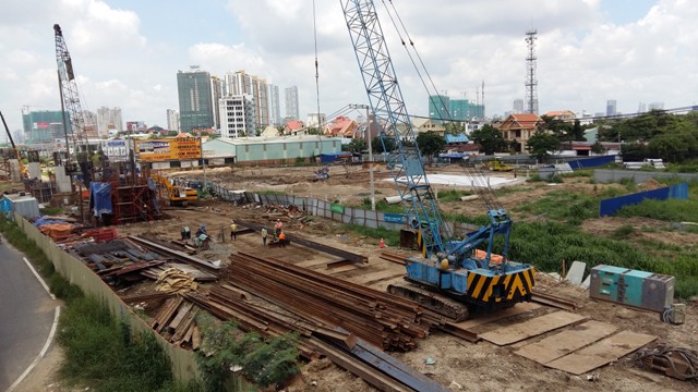 Cận cảnh bên trong công trường thi công dự án. Mặc dù đã là gần 12 giờ trưa nhưng đội ngũ công nhân và chuyên gia vẫn chưa ngưng tay.