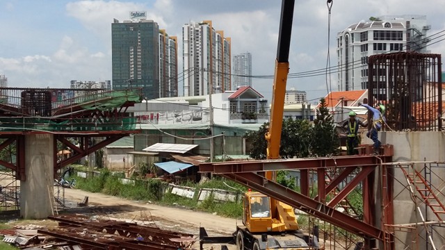 Tuyến metro số 1 Bến Thành – Suối Tiên dài 19,7 km đang được đẩy nhanh tiến độ xây dựng gói thầu số 2 (tuyến metro trên cao dài 17,1 km từ ga Ba Son, quận 1 đến ga Suối Tiên, quận 9). Hiện các nhà thầu đã thi công đạt gần 50% khối lượng.