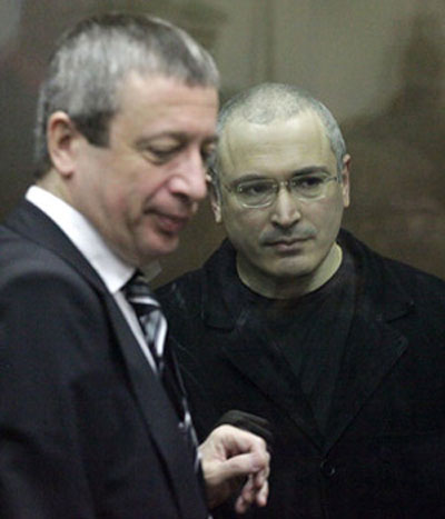 Luật sư Vadim Klyuvgant (trái) và ông Mikhail Khodorkovsky Ảnh: ZNAK Luật sư Vadim Klyuvgant và ông Mikhail Khodorkovsky