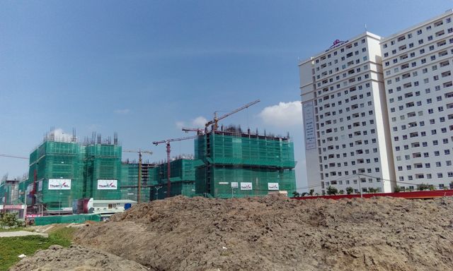 Hàng loạt dự án chung cư của công ty Thuận Việt, dự án tái định cư của Sacomreal cũng đang rầm rộ chạy đua tiến độ hoàn thành.