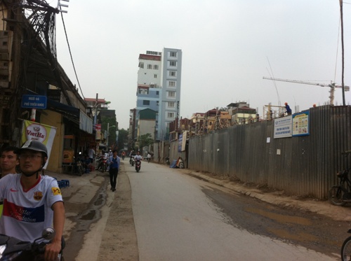 Đường Triều Khúc ngày thường vào giờ cao điểm đã đông nghẹt người bởi mặt đường khá nhỏ nhưng mật độ cư dân, phương tiện đi lại rất đông do có một trường đại học ngay trên địa bàn.