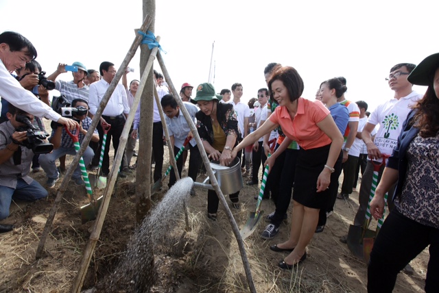 Bà Nguyễn Thị Kim Ngân, Ủy viên Bộ chính trị - Phó chủ tịch Quốc Hội nước CHXHCN Việt Nam và các đại biểu của chương trình Quỹ 1 triệu cây xanh cho Việt Nam cùng trồng cây tại Khu di tích đường Hồ Chí Minh trên biển ở Thạnh Phú, Bến Tre.