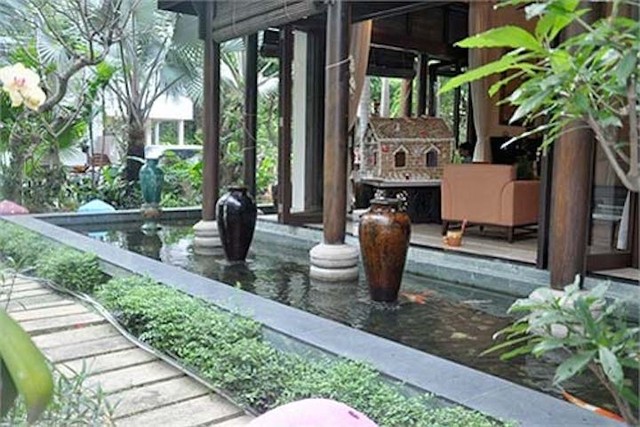 Sân vườn của căn biệt thự có nhiều máng nước rộng với những đàn cá bơi lội tung tăng tạo cảm giác mát mẻ và gần gũi với thiên nhiên sông nước.