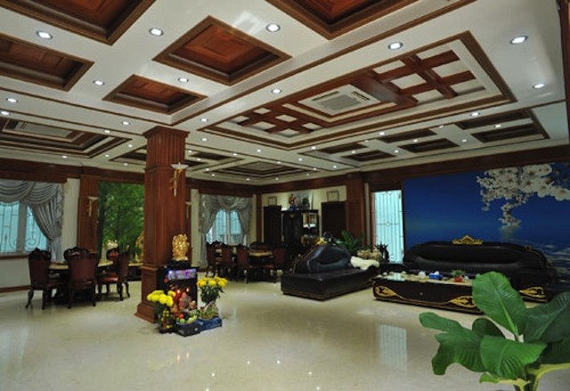 Phòng khách tại tầng trệt rộng rãi với điểm nhấn là trần nhà được thiết kế cầu kỳ, độc đáo. Gia đình Trang Nhung thường sinh hoạt chung ở đây.
