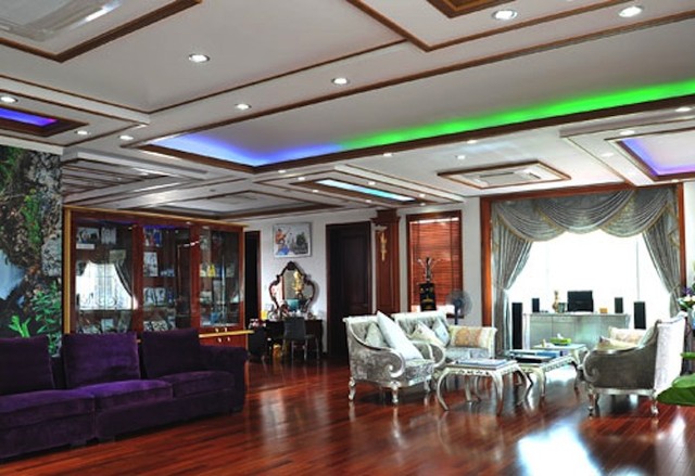 Phòng ngủ của hai vợ chồng Trang Nhung được thiết kế tinh xảo, cùng những gam màu tinh tế. Vợ chồng cô còn đặt nguyên một bộ bàn ghế để tiếp khách thân thiết.