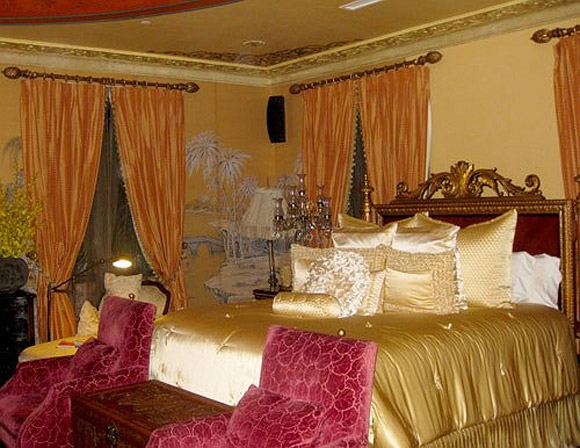 Phòng ngủ được trang hoàng như cung điện.