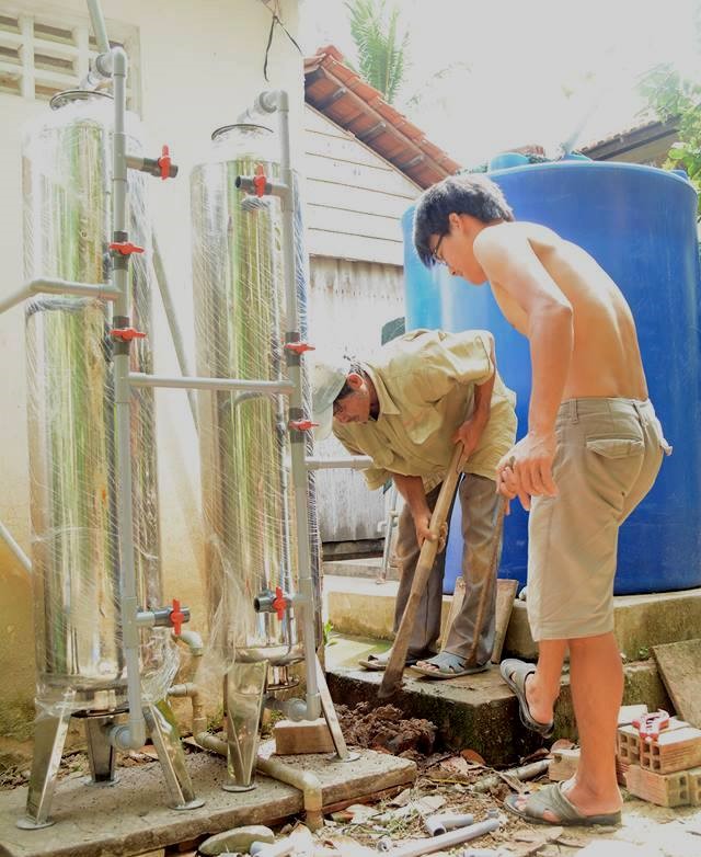 Một hộ ở ấp Ông Thung, huyện Mỏ Cày Bắc vừa đầu tư máy lọc phèn để đảm bảo sản xuất, tưới tiêu.Ảnh: Huỳnh Duyên.