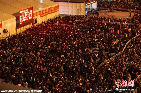 Hành khách đợi tàu vào đêm 1-2 Ảnh: CHINA NEWS