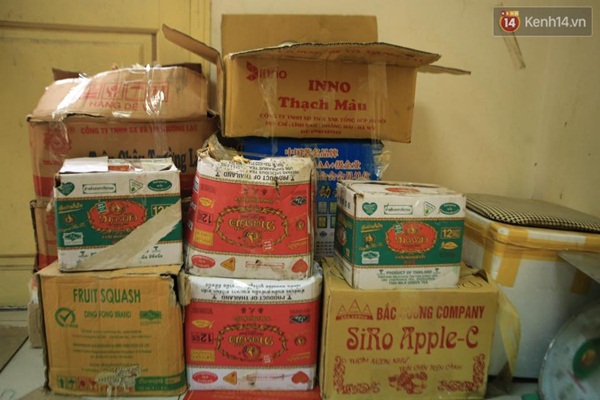 Thu giữ nhiều phụ gia thực phẩm không rõ xuất xứ tại chợ Đồng Xuân - Ảnh 2. Thu giữ nhiều phụ gia thực phẩm không rõ xuất xứ tại chợ Đồng Xuân - Ảnh 2.