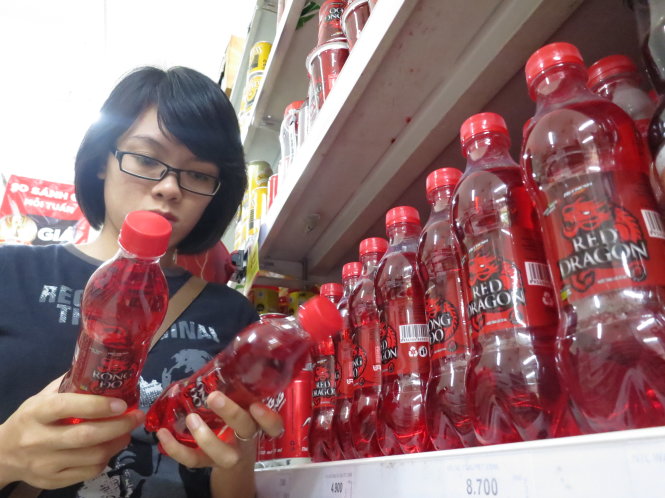 'Nước uống Rồng Đỏ được bán tại siêu thị ở Q.Phú Nhuận, TP.HCM - Ảnh: Quang Định'