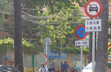 Tấm biển chính và phụ cắm ở đoạn đầu đường Nguyễn Bỉnh Khiêm, khi đã qua khỏi ngã ba, như là cái bẫy trên trời rơi xuống. Ảnh: LĐ