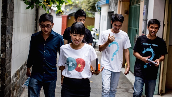 Ha Lam (đi đầu) và các cộng sự trong triip.me.