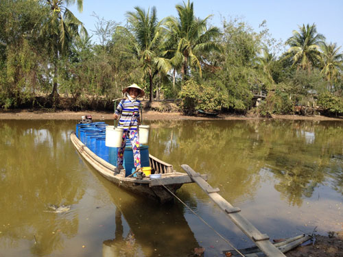 <br />
Đời sống người dân xã Biển Bạch còn rất khó khăn nhưng phải chi nhiều tiền mua nước sinh hoạt với giá đắt đỏ<br />