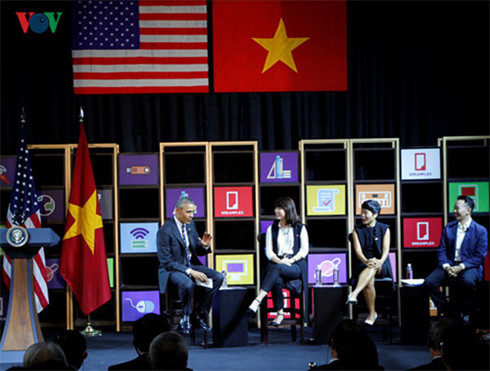 
Tổng thống Obama trò chuyện với 3 doanh nhân trẻ là Hằng Đỗ - Phó Giám đốc Tập đoàn bán lẻ Seedcom, Lê Hoàng Uyên Vy - Giám đốc quản lý của Adayroi.com và Khoa Phạm - Giám đốc Pháp lý và hoạt động doanh nghiệp thuộc nhóm lãnh đạo cao cấp của Microsoft Việt Nam. (Ảnh: Hà Khánh).
