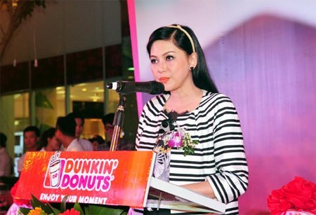 Bà Lê Hồng Thuỷ Tiên phát biểu tại lễ khai trươngDunkin Donuts. Ảnh: D.K.D.