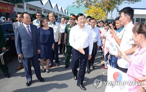 Trương Tấn Sang, nguyên Chủ tịch nước Việt Nam, thăm nhà máy sản xuất giày của công ty Taekwang (Hàn Quốc) vào ngày 9/2/2016