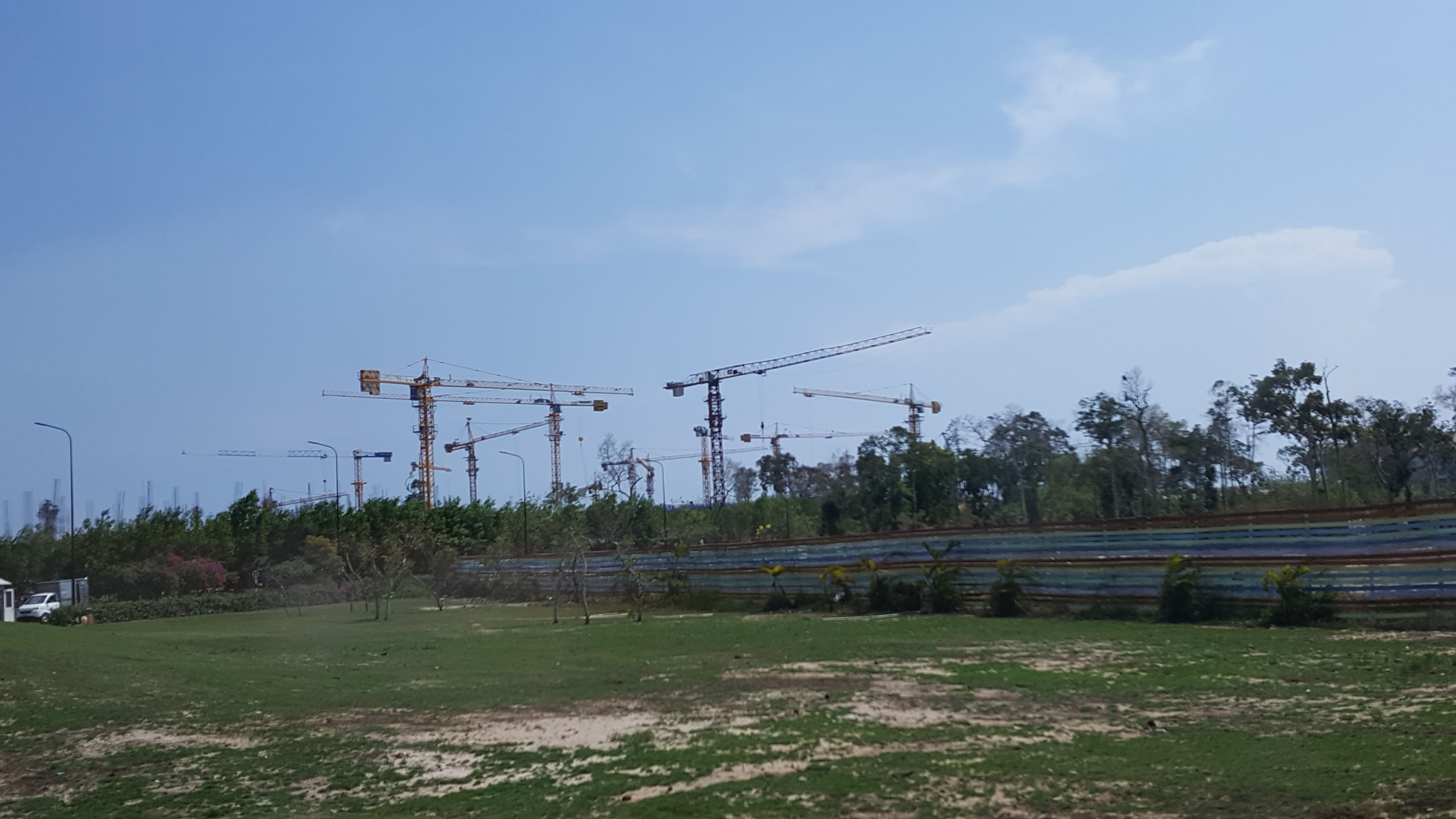
Phú Quốc giờ đang là đại công trường, các chủ đầu tư cho triển khai dự án bất kể ngày đêm.

