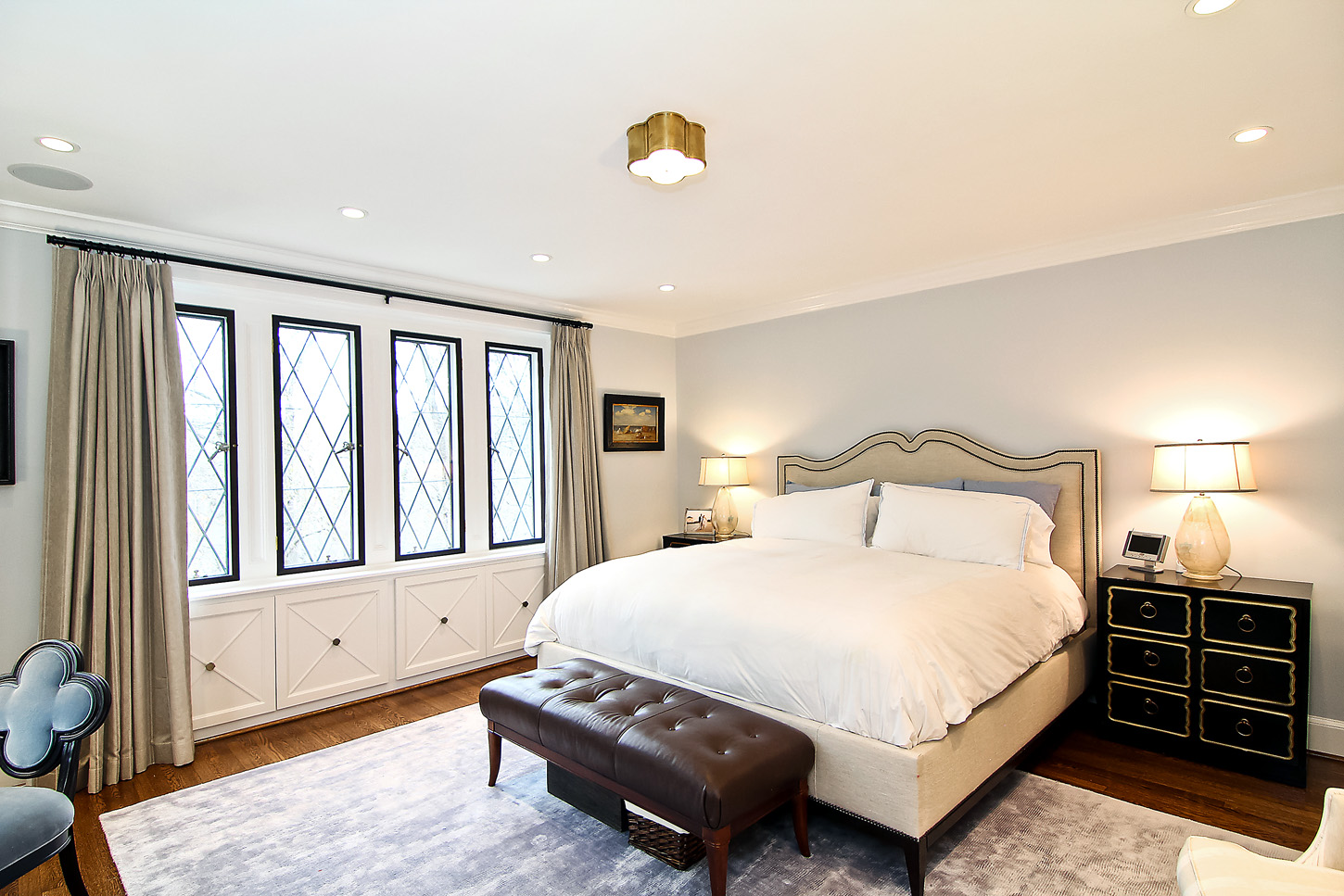 Phòng ngủ được thiết kế trên tông màu trắng - đen chủ đạo của cả tòa nhà, đem lại vẻ tao nhã, tinh tế Ảnh: Market Watch