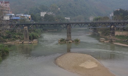 Đoạn thượng nguồn sông Hồng, đoạn qua Lào Cai. Ảnh: Quang Tú