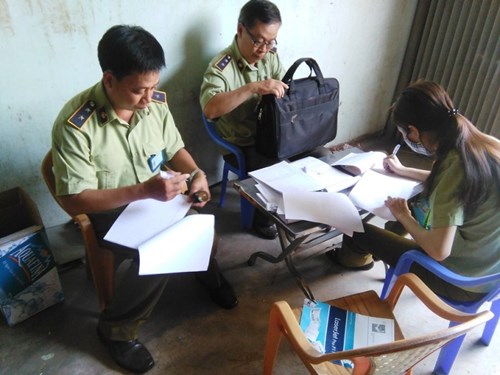 
Cơ quan chức năng lập biên bản xử lý chủ hàng.
