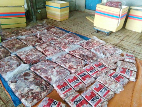 
Hơn 3 tấn thịt trâu chuẩn bị được ngâm hóa chất để biến thành thịt bò.
