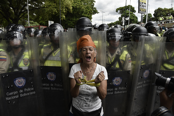 Người dân hô vang khẩu hiệu chúng tôi đói trong cuộc tuần hành chống chính phủ ở thủ đô Caracas, Venezuela. Ảnh: Getty