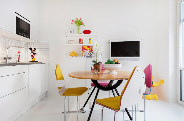 Bếp nấu được đặt sát tường rất gọn gàng và thanh lịch với hệ thống tủ gắn tường sát trần và sát sàn giúp mọi người thoải mái sắp xếp những dụng cụ nấu nướng, ăn uống hàng ngày một cách gọn gàng, sạch đẹp nhất.