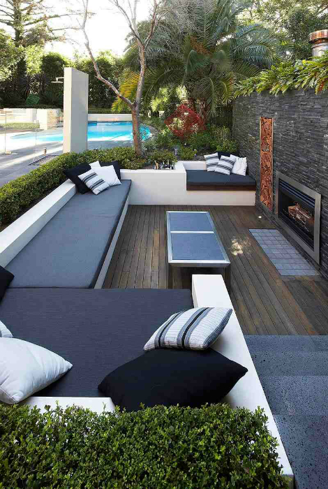Một sân thượng ấm cúng nhỏ với ghế sofa thoải mái và một lò sưởi.