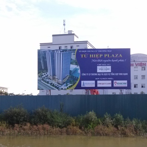 Khu chung cư này nằm ngay bên cạnh bệnh viện nội tiết