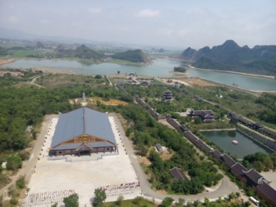 Khu chùa rộng nhất Việt Nam: tổng 539 ha (riêng chùa cổ 27 ha, chùa mới 80 ha).