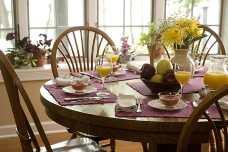 Bàn ăn hình tròn là sự lựa chọn lý tưởng cho gia đình bạn.