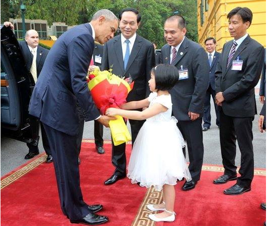 
Bé Phương Linh - học sinh lớp 1 trường Nguyễn Siêu - tặng hoa Tổng thống Obama tại Phủ Chủ tịch
