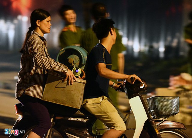 Cháy lớn trong đêm, hàng nghìn người tháo chạy
