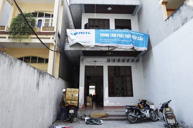 Kho hàng của Tổng công ty cổ phần chuyển phát nhanh Hợp Nhất tại phố Đặng Văn Ngữ (quận Đống Đa, Hà Nội), theo Tổng cục Quản lý đất đai, đây là nơi 3.000 phôi sổ đỏ bị thất lạc. Trong ảnh: nhân viên của công ty đang tập kết hàng về kho - Ảnh: Nguyễn Khánh