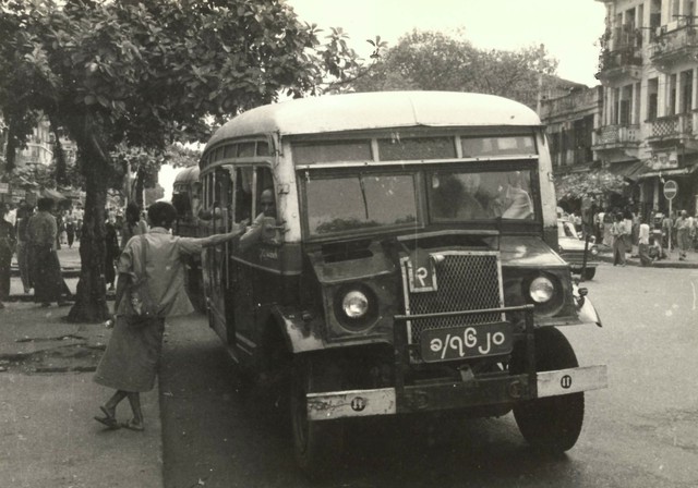 Rangoon (ngày nay là Yangon) năm 1981 giống như một thành phố bị đóng băng. Với những tòa nhà cũ kỹ, vỉa hè bong tróc và xe bus công cộng cổ xưa, ở đây thời gian như ngừng lại
