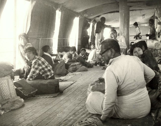 Năm 1981, bạn phải đi thuyền từ Mandalay tới Pagan (Bagan ngày nay). Khách ngồi, nằm ngủ và ăn uống ngay trên sàn tàu trong suốt hành trình kéo dài 12 tiếng, trong cái nóng nực của xứ nhiệt đới