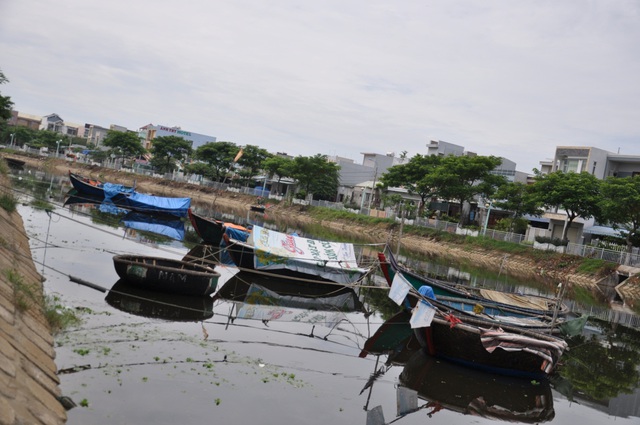 Sông Phú Lộc đổ ra vịnh Đà Nẵng luôn trong tình trạng ô nhiễm, nhất là mùa nắng nóng bốc mùi hôi kinh khủng.